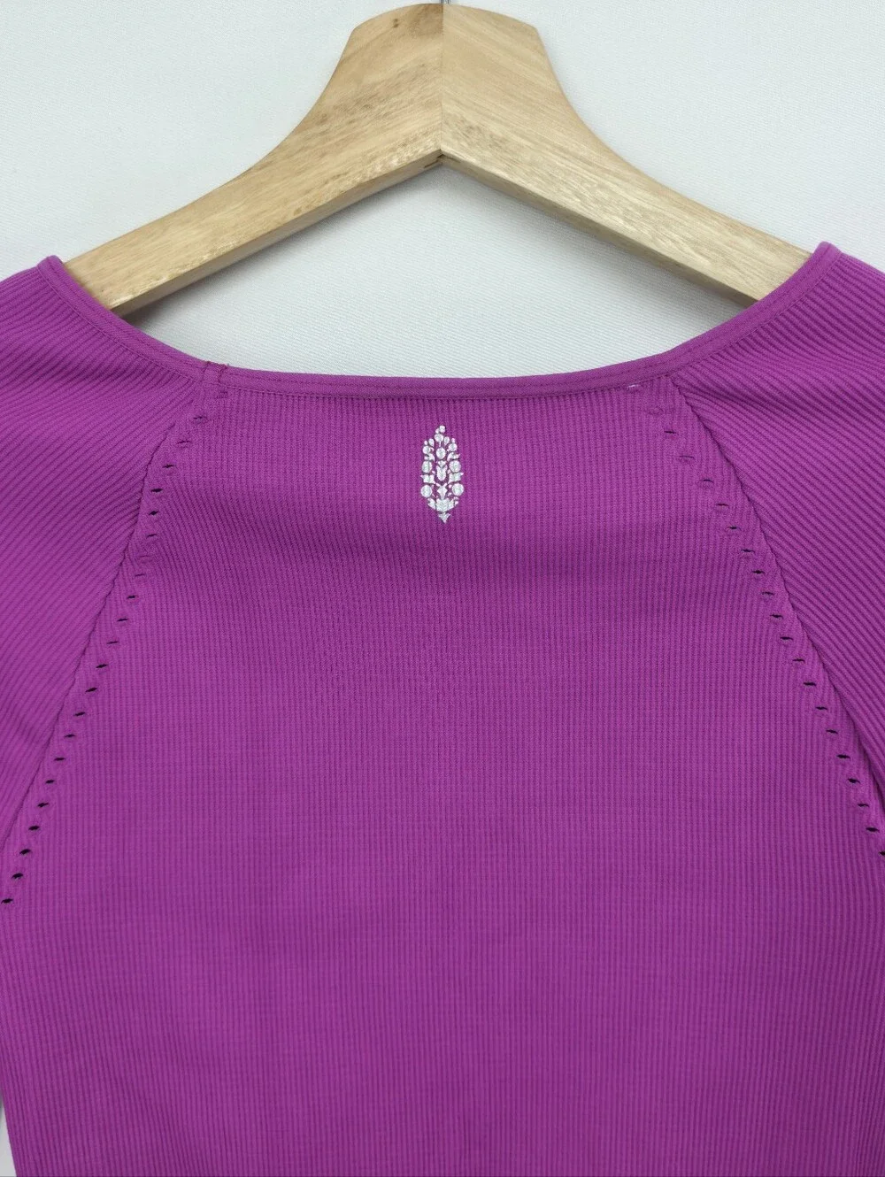 Free People Movement Cut It Out Top M/L Magenta Ribbed Crop Thumbhole USA - Picture 8 of 11